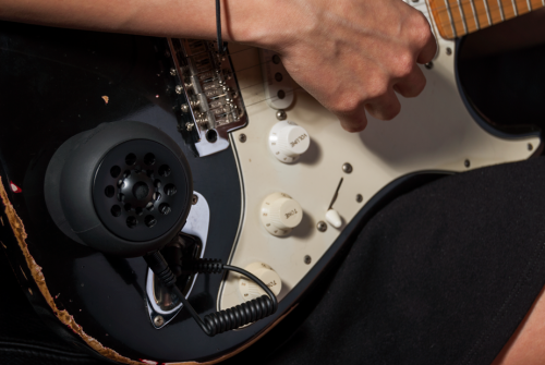 Stick an amp to your guitar and play anywhere with Strum Buddy