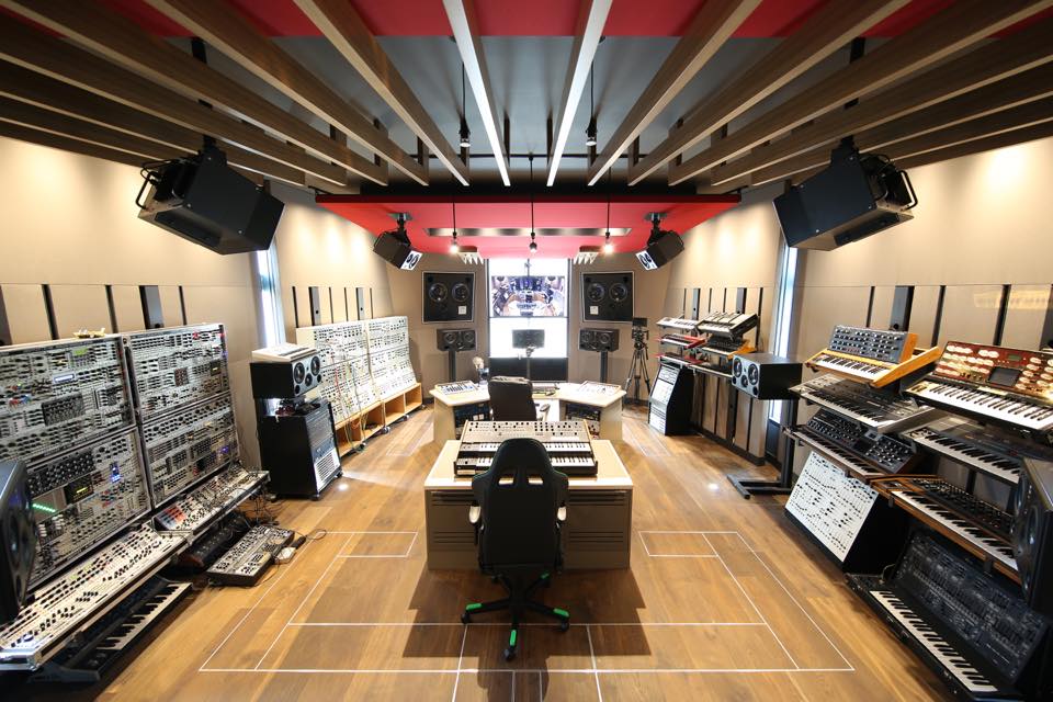 LinusTechTips Gives You a Guided Tour of Deadmau5 Studio at His Home in Canada – Huge Geek Hangout