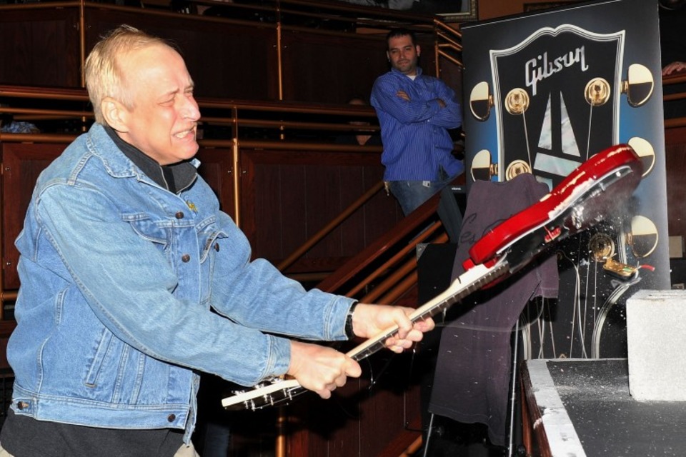Gibson guitars face bankruptcy; “running out of time – rapidly”
