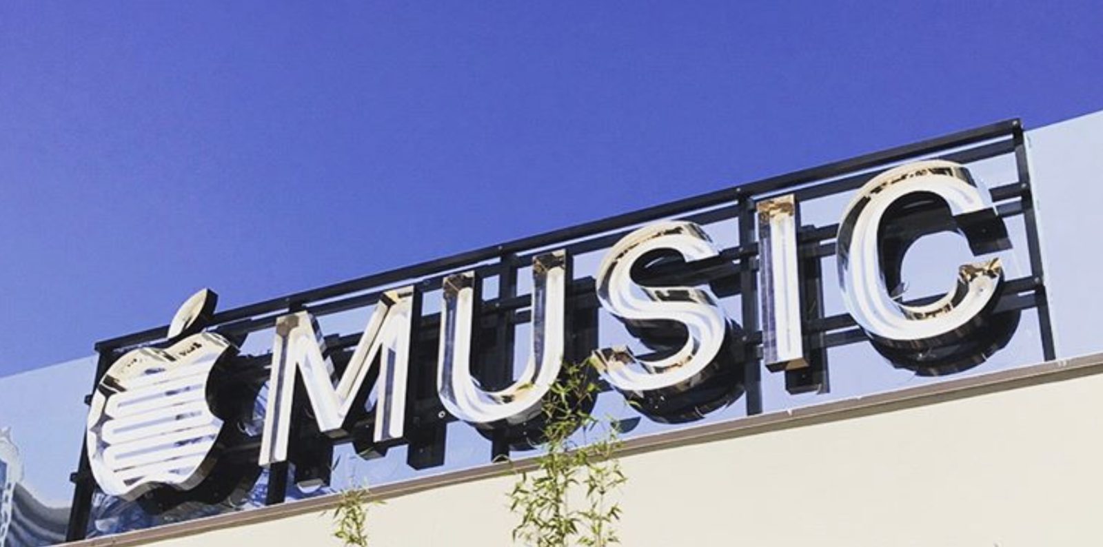 Look out major labels, Apple are moving into music publishing