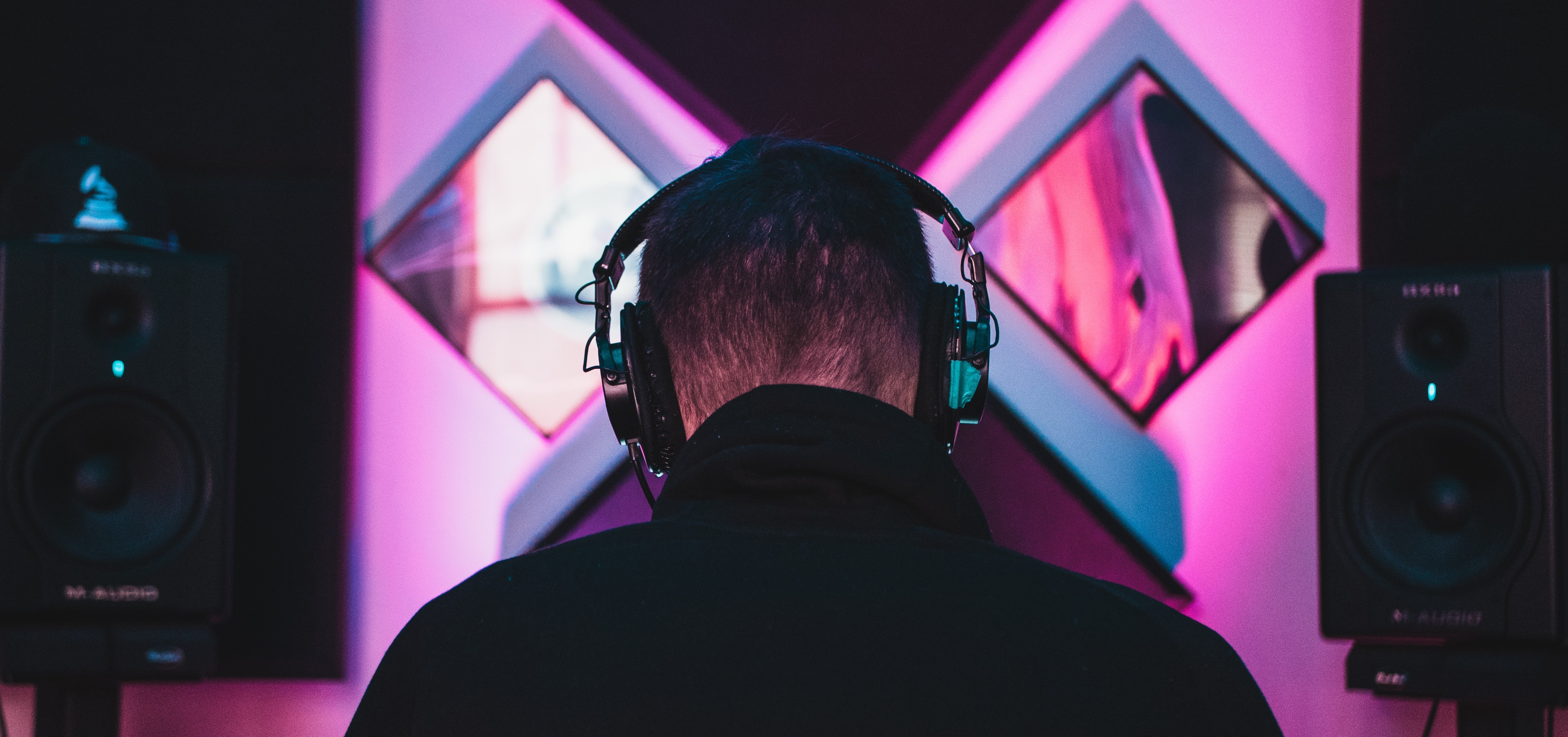 How to get signed by a label