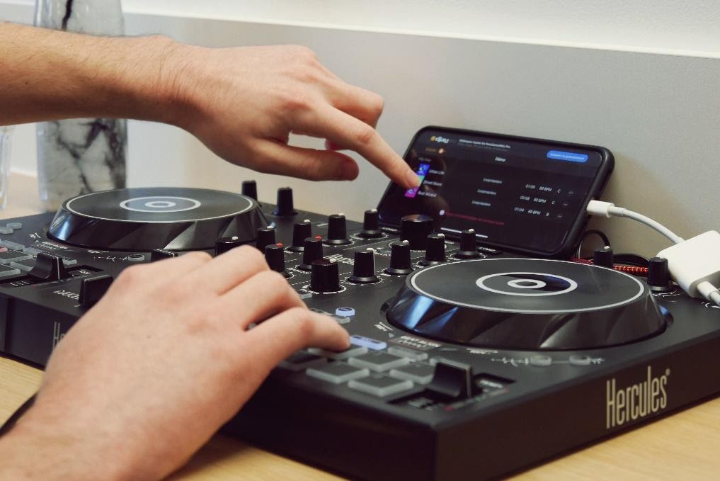 Mix on Algoriddim with  Hercules DJ Controllers
