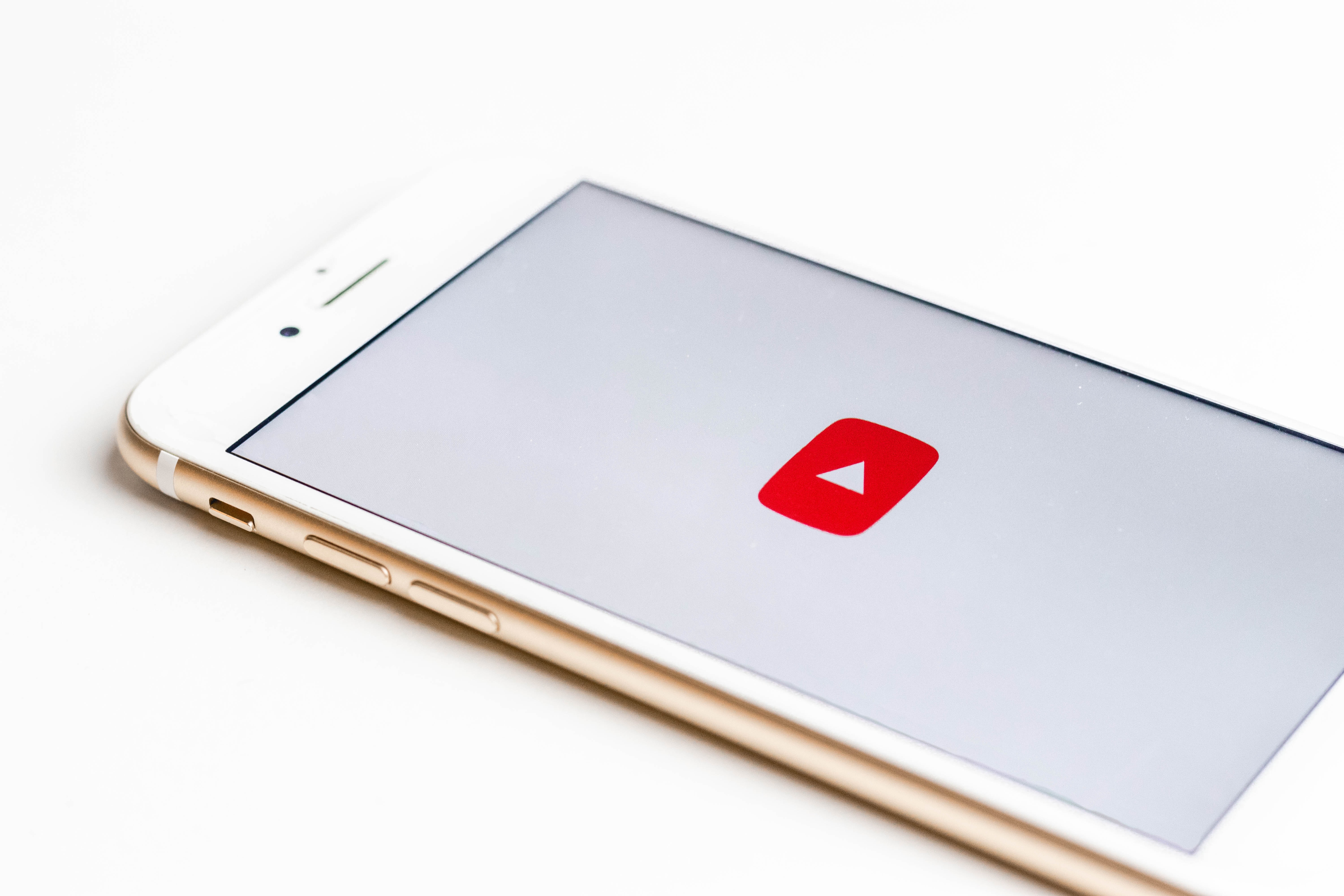 YouTube’s mobile app receives an update with streamlined controls