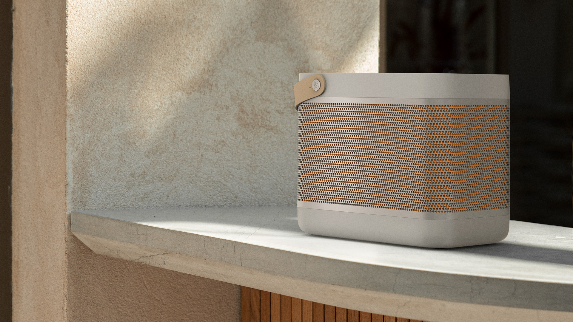 Bang & Olufsen Beolit 20 – a portable bluetooth speaker with a wireless charging pad