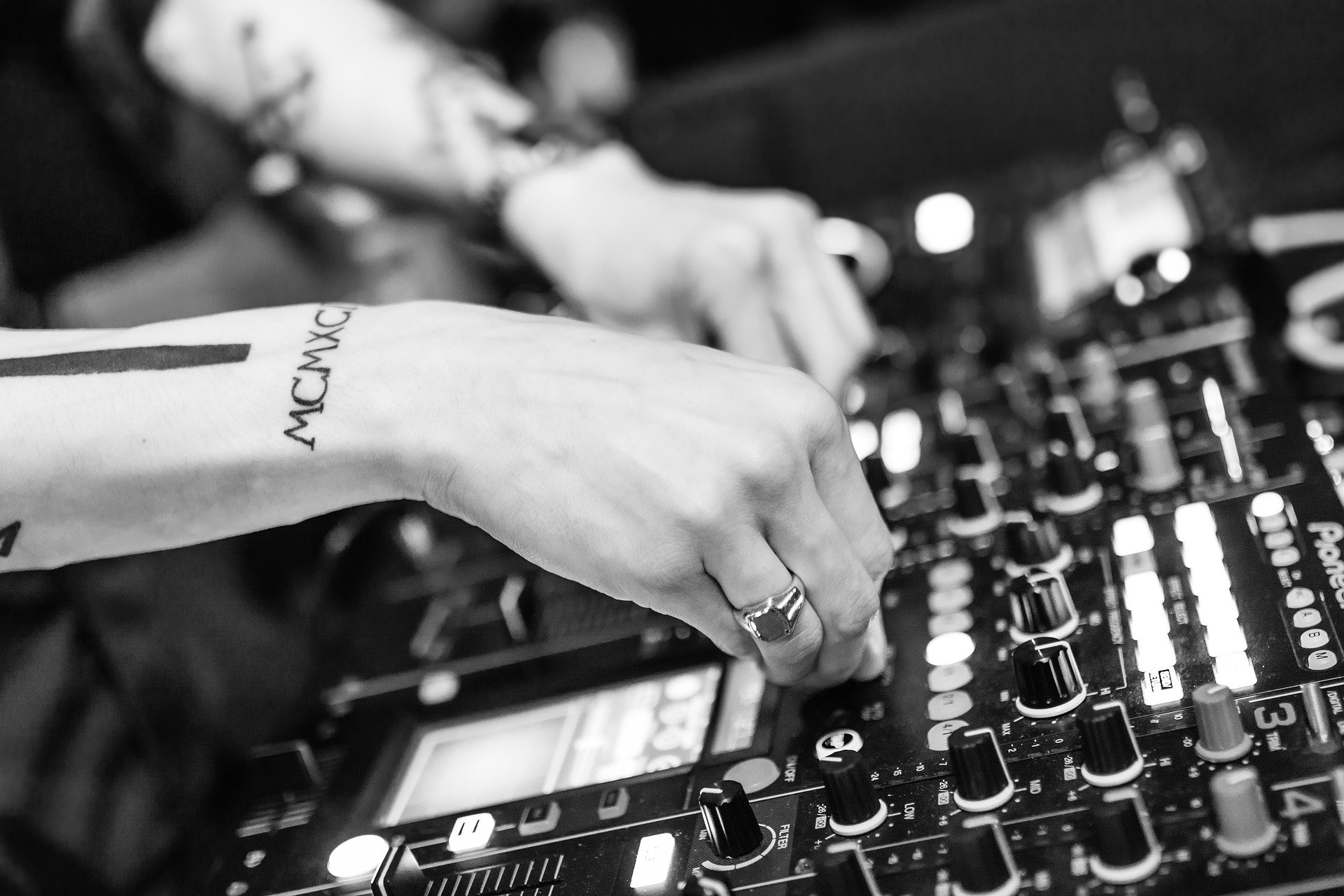 6 tips to get a wide mix in music producing