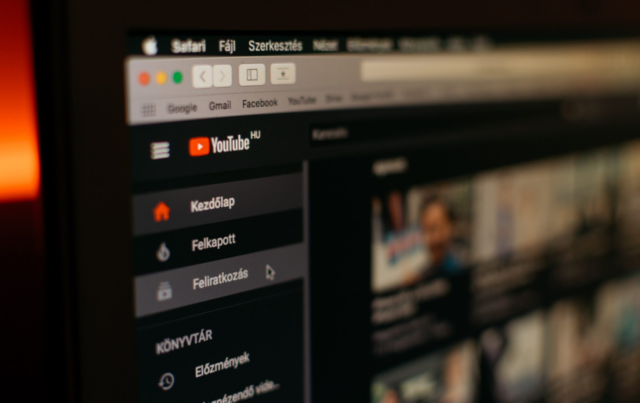 YouTube begins experimenting with automatic translation