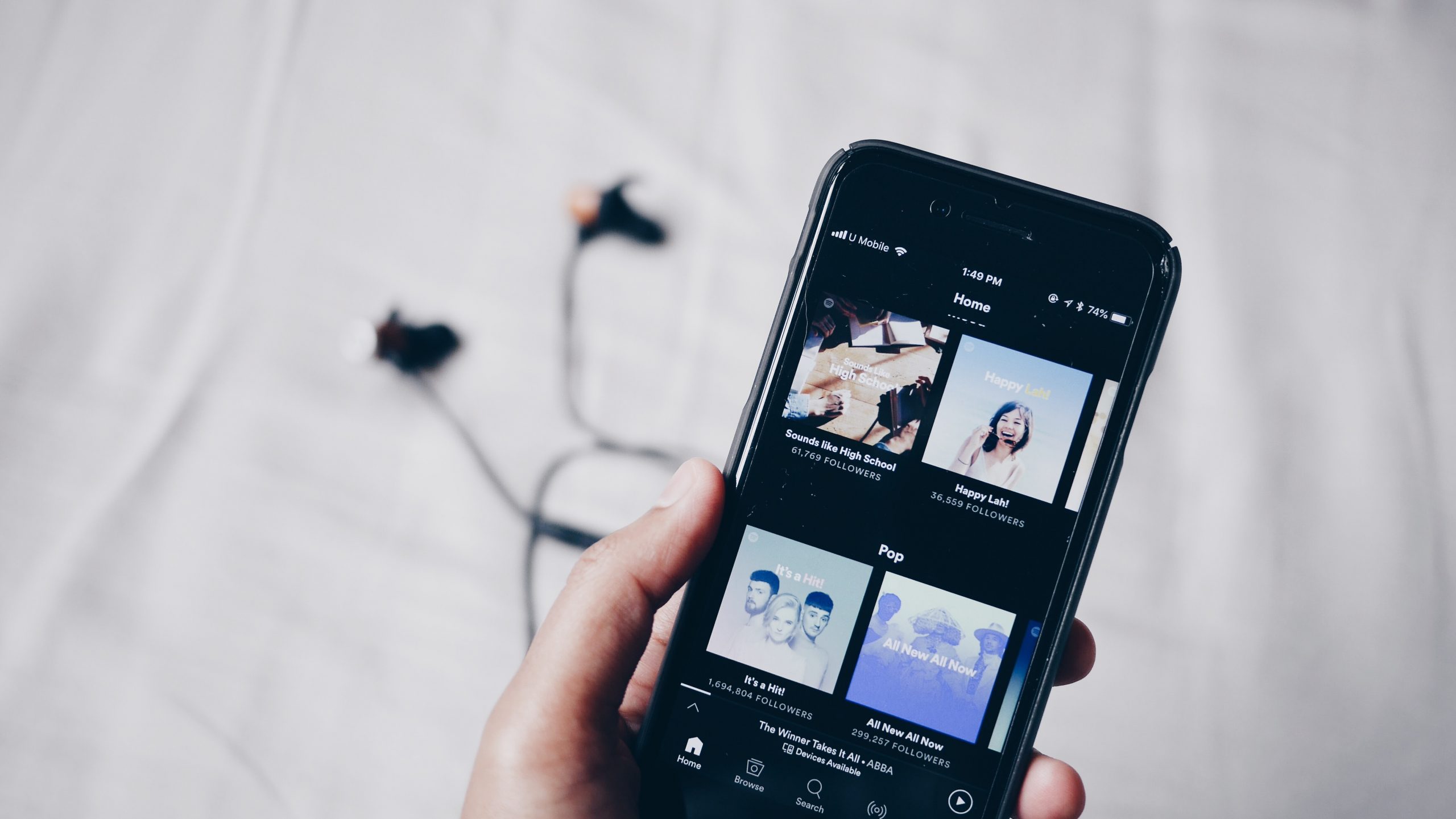 How much mobile data does Spotify use?