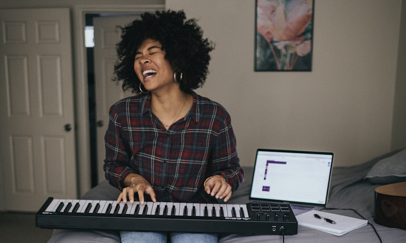 How many songs on Spotify have less than 1,000 plays