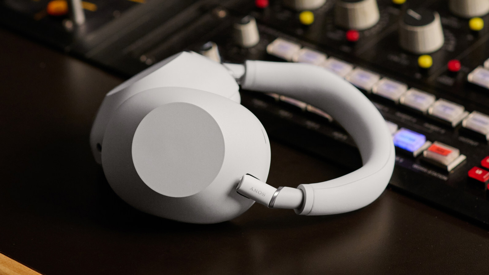 Sony WH-1000XM6 – improved noise cancelling, drivers, calls and design