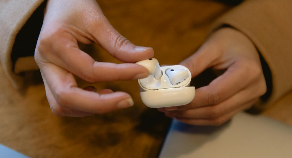 New iOS 26 feature stops AirPods from auto-switching to other devices