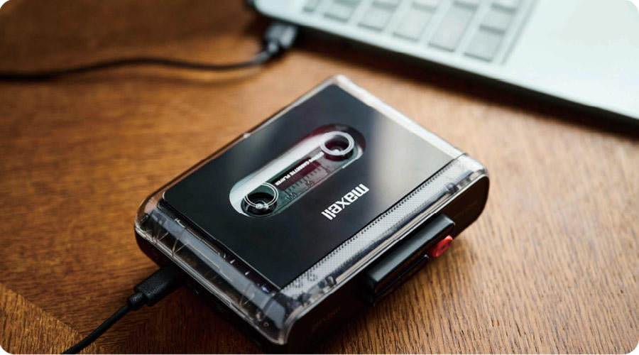 マクセルのMXCP-P100 – Bluetooth、USB-C、真鍮製フライホイールを備えた最新のポータブル・カセット・プレーヤー
