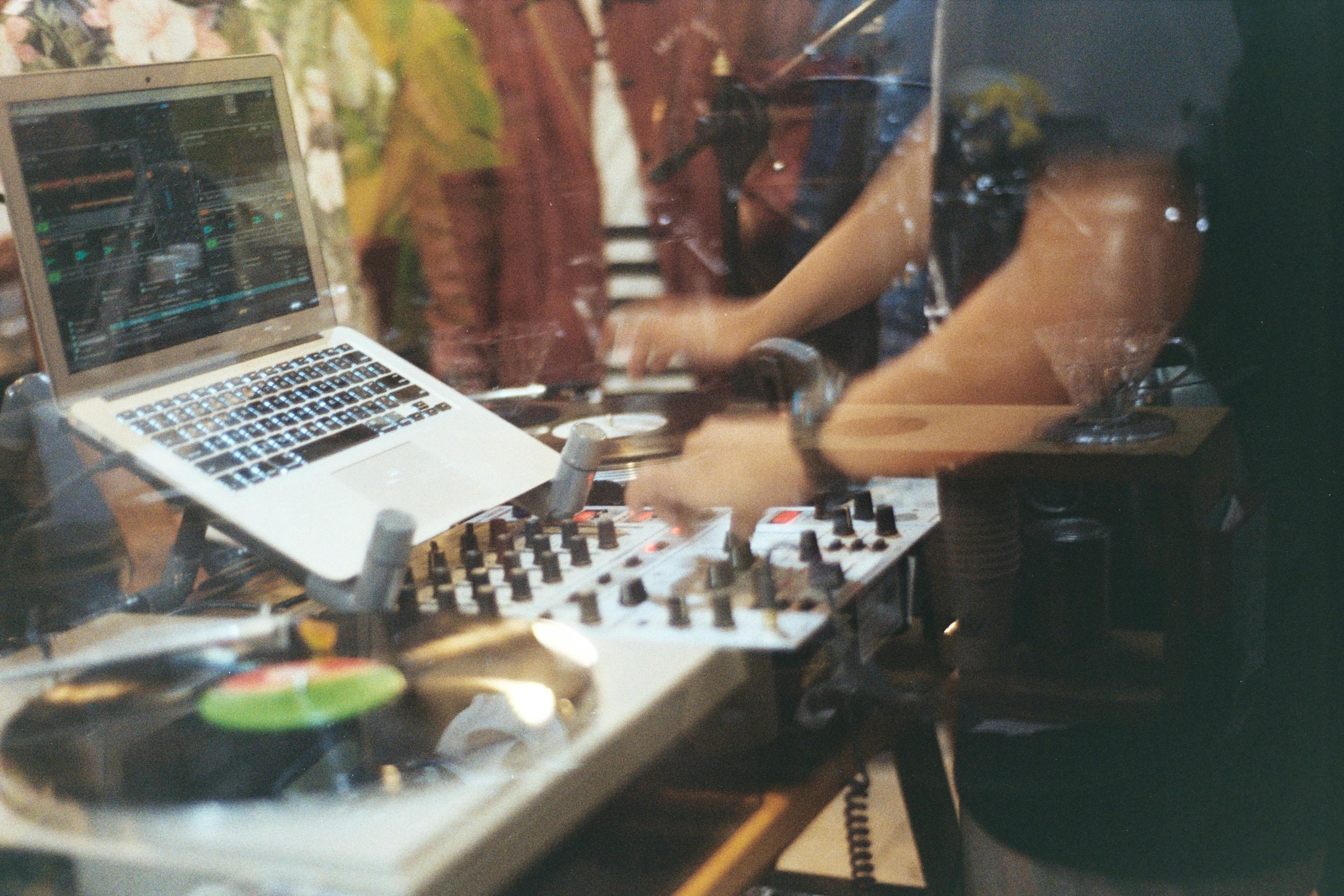 UK recorded music enjoys 4.9% sales growth in 2025
